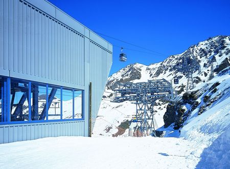 Trapezprofil-Fassade im Schnee