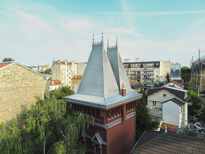 Maison Datcha à Nogent sur Marne : couverture en bardeaux zinc RHEINZINK-GRANUM skygrey